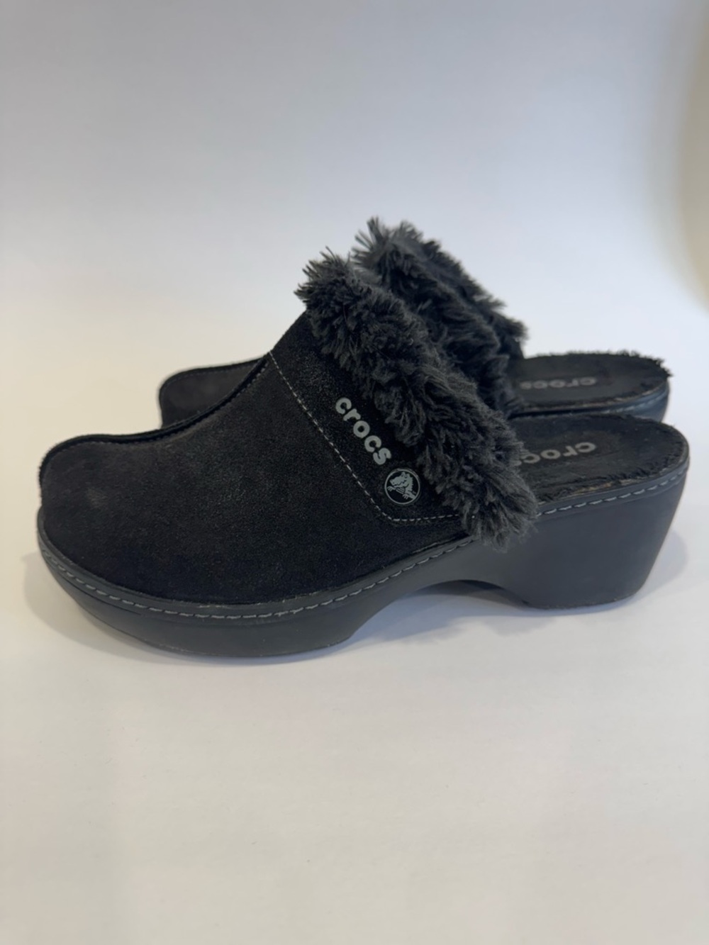 CROCS Women’s Cobbler Slip On Mule Clog Sz 8 Black Suede Faux Fur Lining